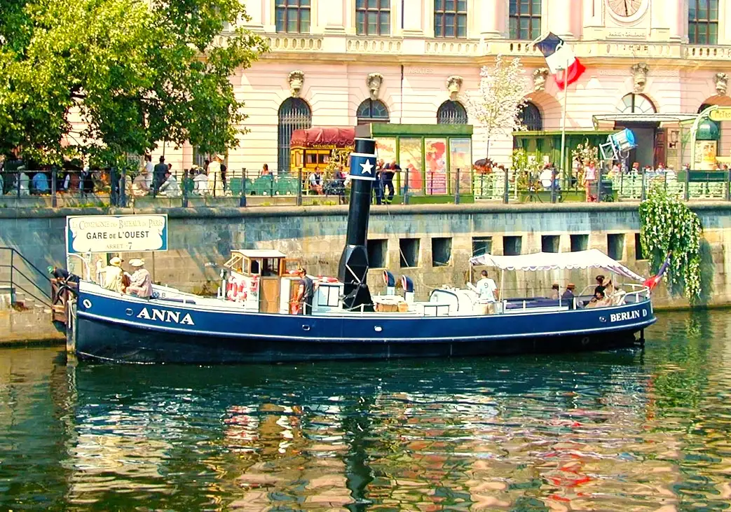 Historischer Dampfschlepper Anna am Ufer in Berlin Mitte 