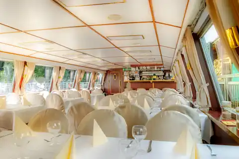 Elegant salon in white on the Diva ship