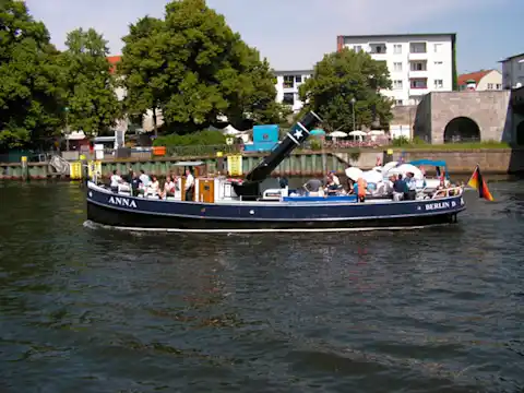Schiff Anna auf Bootstour durch Berlin mit gekipptem Schornstein