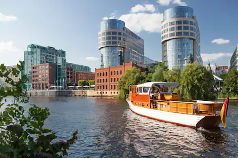 Luxusyacht Aida auf Sightseeing Bootstour in Berlin
