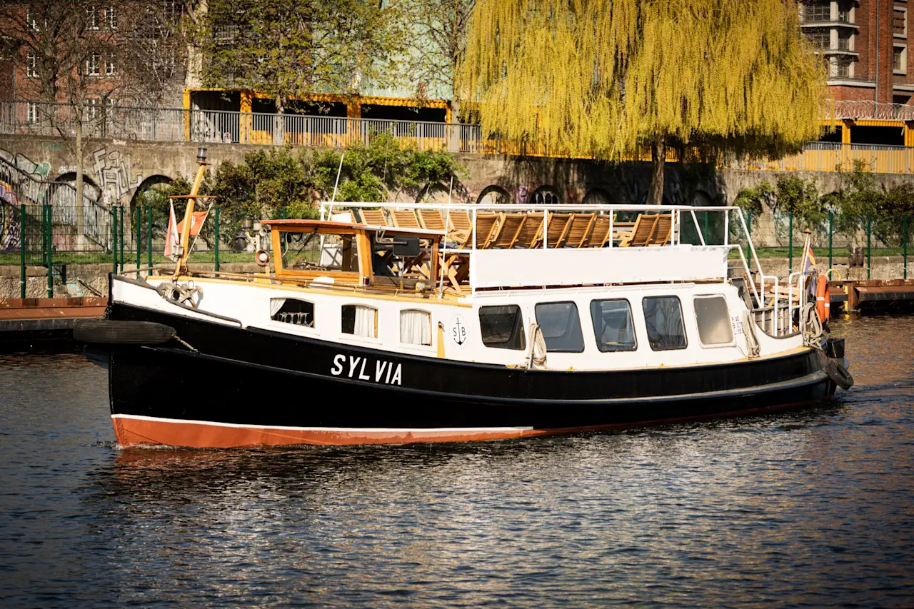 Das Partyboot Sylvia mit feiernden Gästen auf einer Bootstour über die Spree