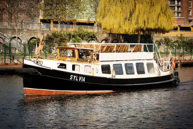 Das Partyboot Sylvia mit feiernden Gästen auf einer Bootstour über die Spree