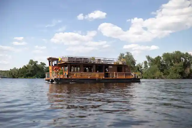 Das Berliner Hauptstadtfloß von Berlin Bootsverleih auf einer Bootstour über die Spree