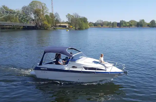 Bootstour mit dem Motorboot Xela durch Berlin Tegel