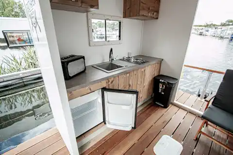 Küche mit Waschbecken und Kühlschrank im Funmobil
