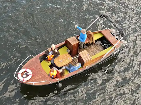 Momme ist unser Vintage Elektroboot in Berlin