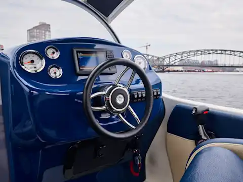 Steuerrad auf dem Motorboot Xela