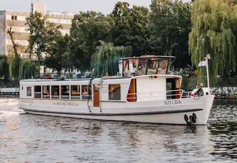 Das Partyschiff Golda unterwegs auf der Spree in Berlin
