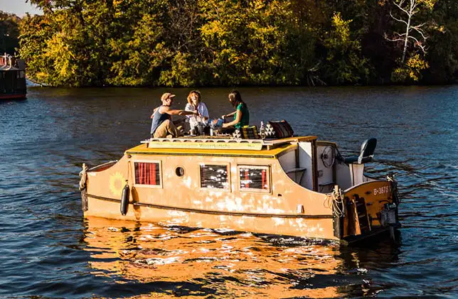The license-free houseboat "Wasserkutsche" in Berlin with guests on board