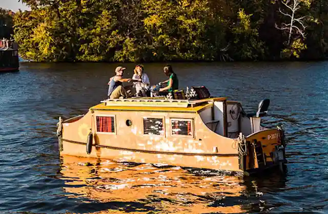 The license-free houseboat Wasserkutsche in Berlin with guests on board
