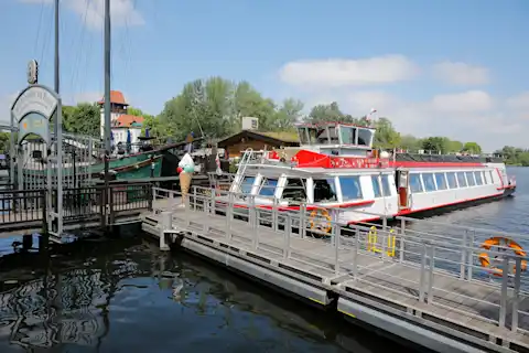 Schiff am Anleger in Treptow
