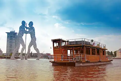 Das Partyboot Hauptstadtfloß auf Bootstour vor den "Molecule Men" 