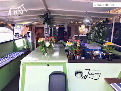 Barbereich mit Blumen auf dem Partyboot Jimmy in Berlin Mitte