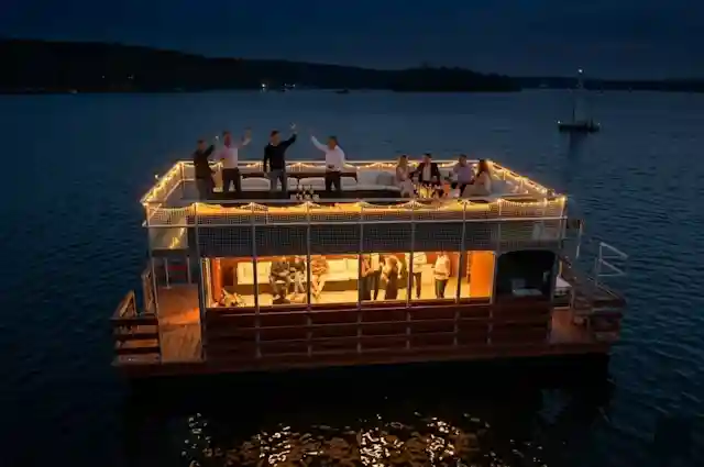 The Goldelse at night