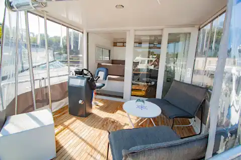 Die Terrasse mit dem Steuerstand auf dem Hausboot