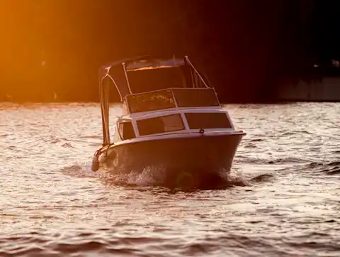 Mietboot Sunny von Berlin Bootsverleih im Sonnenuntergang