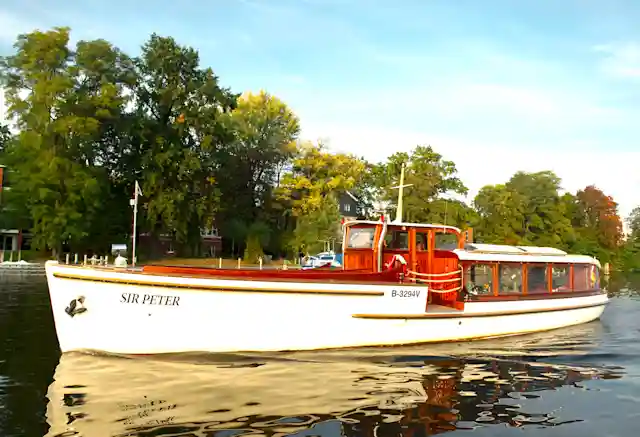 Berlins schönste Luxusyacht Sir Peter bei Berlin Bootsverleih mieten