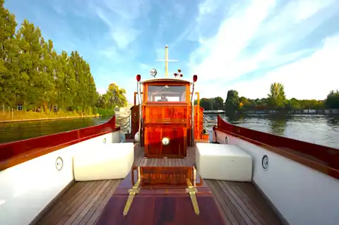 Vordeck und Steuerhaus aus Mahagoni auf dem Schiff Sir Peter 
