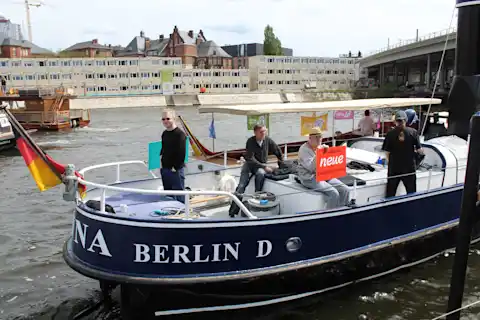 Fröhliche Passagiere auf dem Heck des Charterschiffes Anna