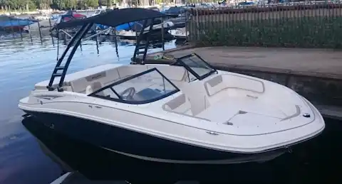 Das Boot Bowrider von Berlin Bootsverleih mit 200 PS und Liegeflächen im Bug