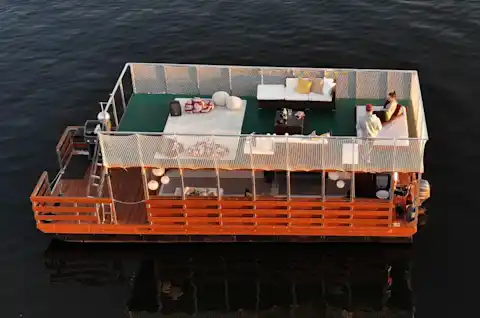 Der Salon des Grillfloßes ist mit Schiebefenstern komplett verschließbar