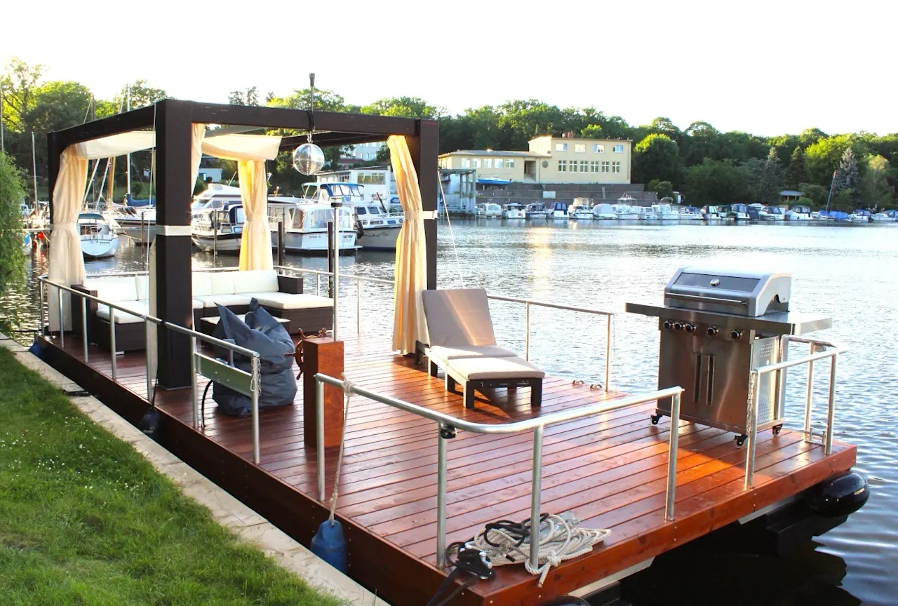 Grillboot in Berlin mit Gasgrill, Diskokugel und Loungemöbeln 