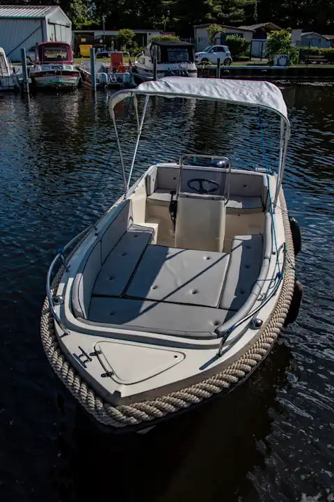 Ausflugsboot Mystrali mit gemütlicher Sonnenliegefläche auf einem See in Berlin
