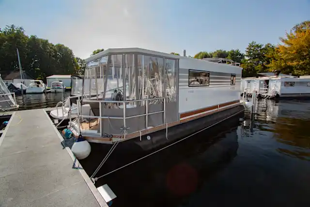 The flexmobile is at the mooring.