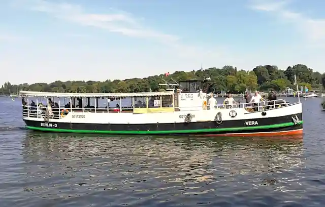 Partyschiff Vera mit großem Sonnendeck am Bug auf einer Bootstour durch Berlin