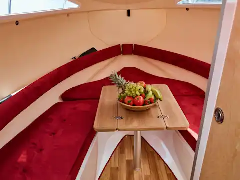 Gemütliches Unterdeck auf dem Hausboot Anna 