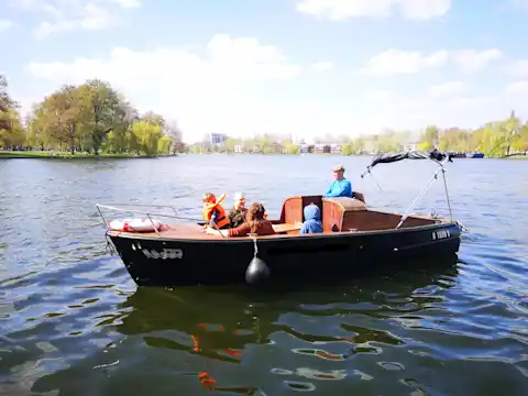 Elektroboot Momme auf der Spree