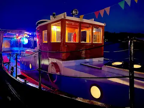 Partyboot Hansa bei Nacht