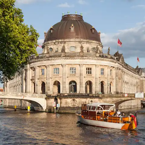 Die Aida auf einer Bootstour an der Museumsinsel