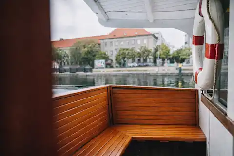 Sitzbank im Außenbereich auf der Mieze
