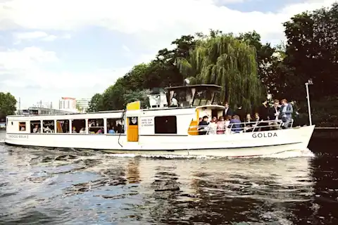 Eventschiff Golda auf der Spree mit Gästen an Bord 