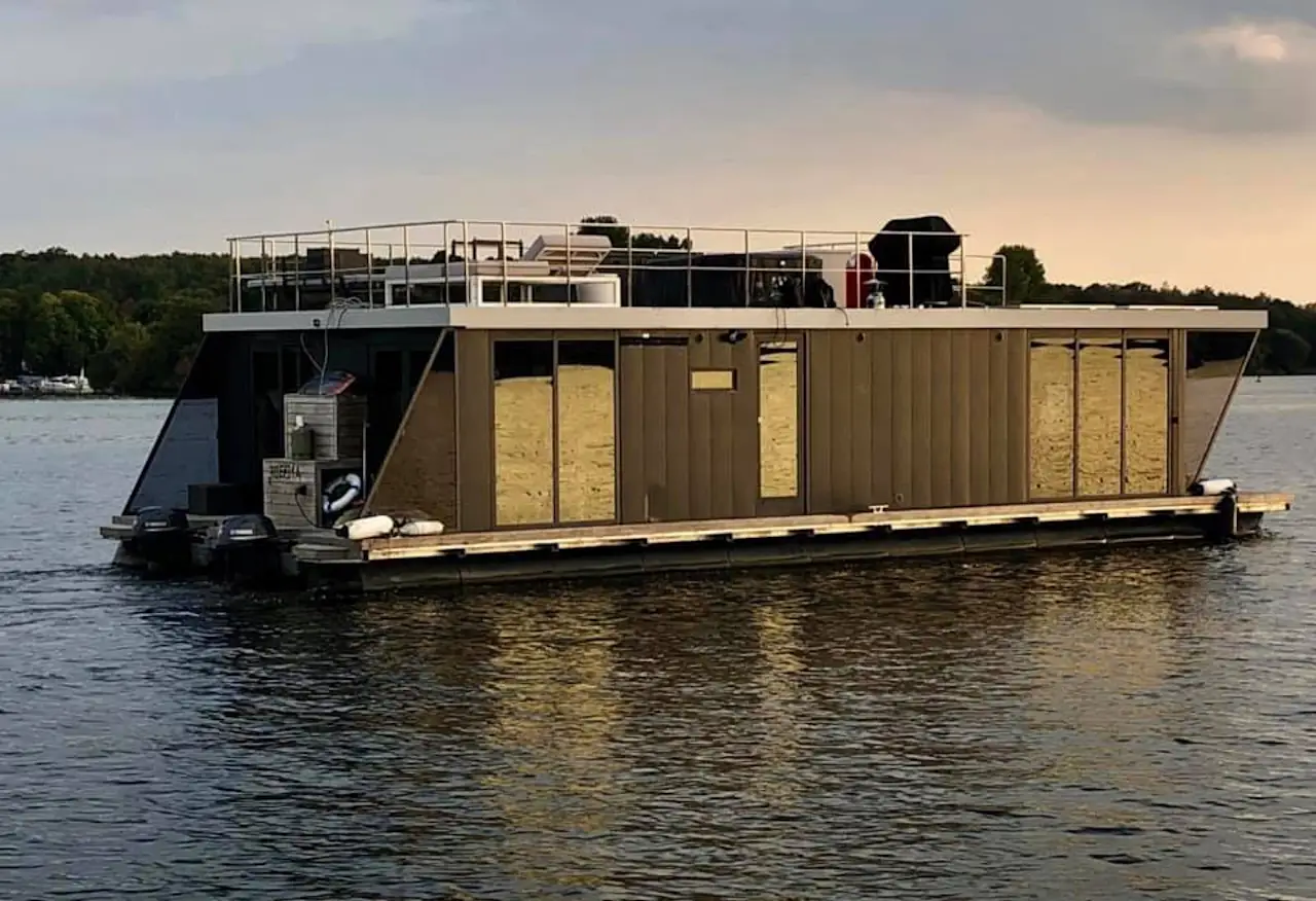 Das Hausboot Mabelle Joyeuse auf dem Wasser beim Sonnenuntergang