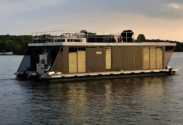 Das Hausboot Mabelle Joyeuse auf dem Wasser beim Sonnenuntergang