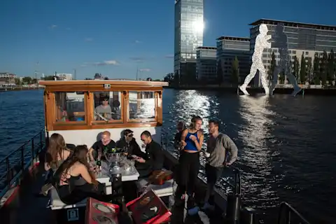 Partyschiff Johanna vor den Berliner Molecule Men
