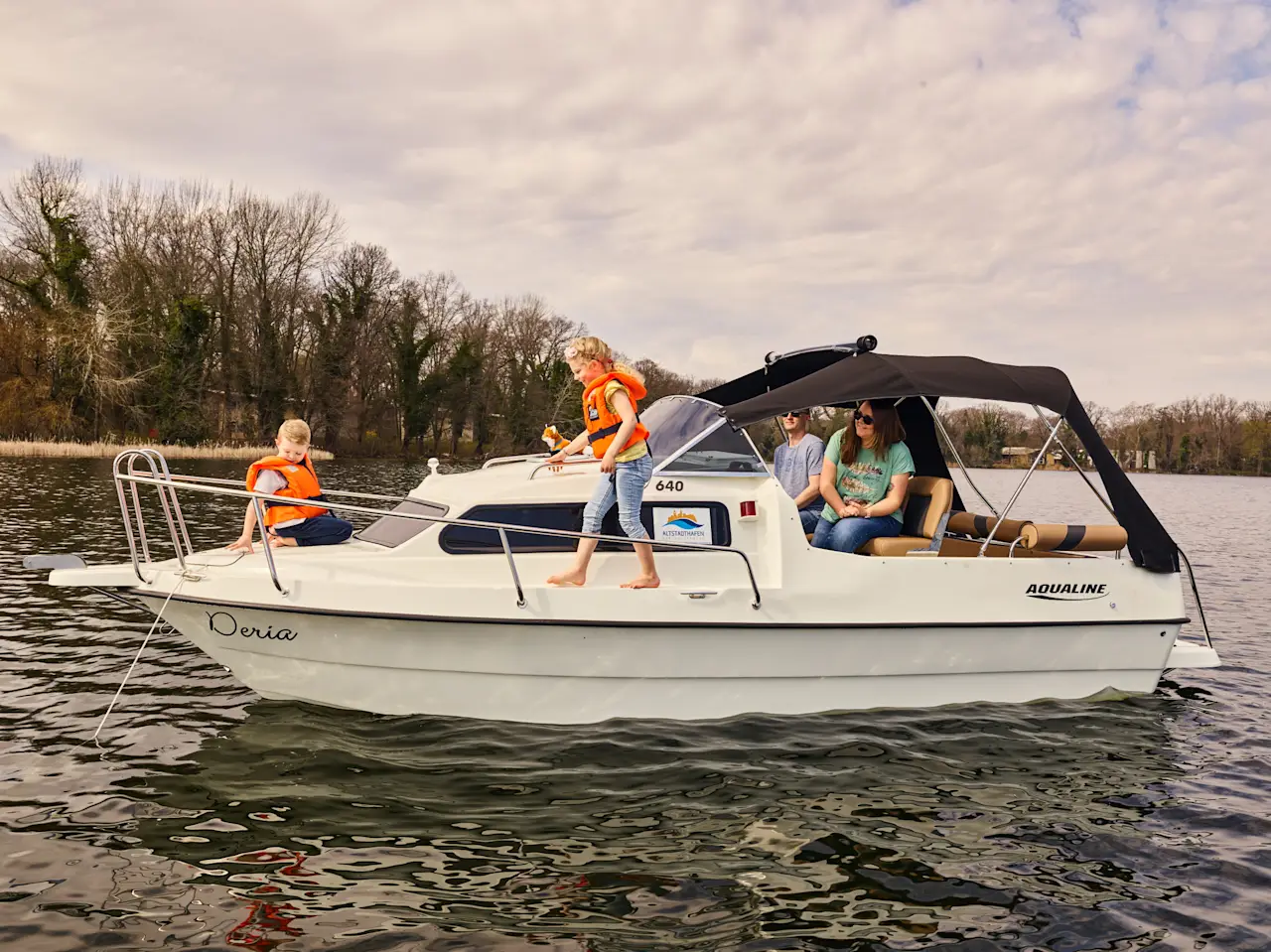 Family outing on the water on the Deria motorboat