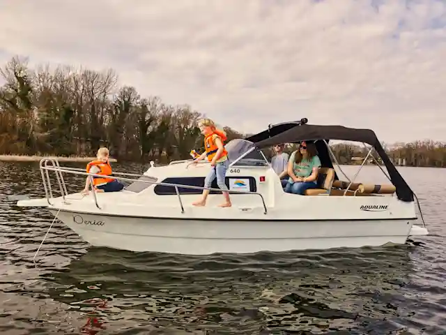 Family outing on the water on the Deria motorboat
