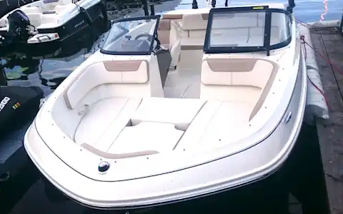 Bow of the Bowrider motorboat 