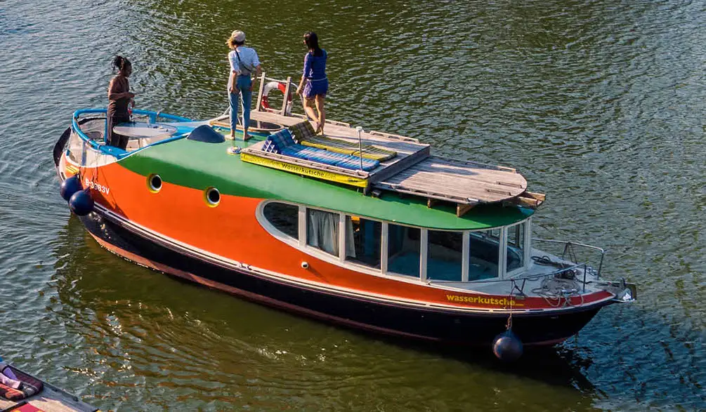 Hausboot Rossi in Berlin Kreuzberg mit Gästen auf dem Dach