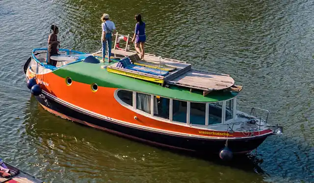 Hausboot Rossi in Berlin Kreuzberg mit Gästen auf dem Dach