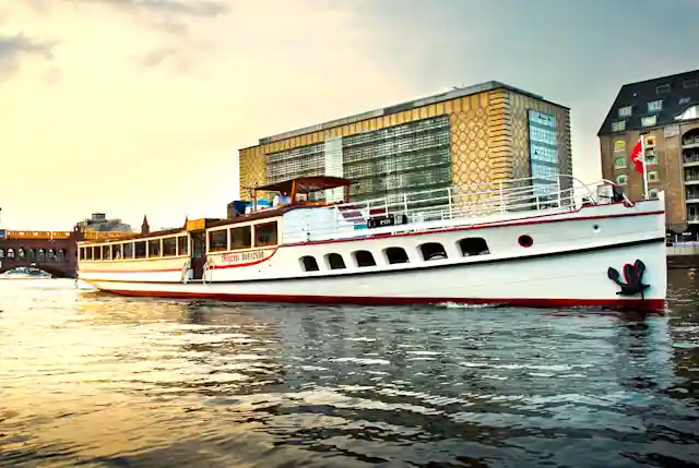Das Schiff Rhein bei Sonnenuntergang auf der Spree vor der Oberbaumbrücke