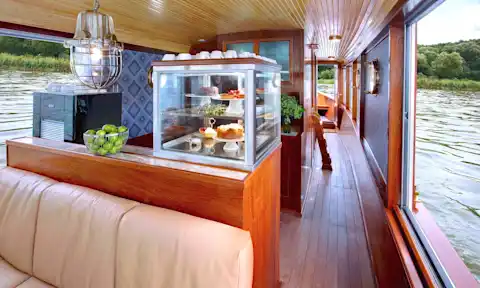 Salon mit Lounge und Küche 