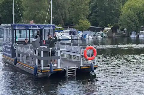 Partyboot mit Grill für 20 Personen