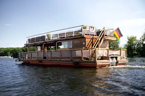 Bootstour auf dem Hauptstadtfloß in Berlin