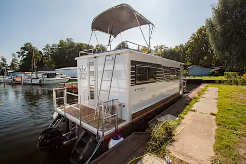 The terrace and sun deck of the Flexmobil 8.0