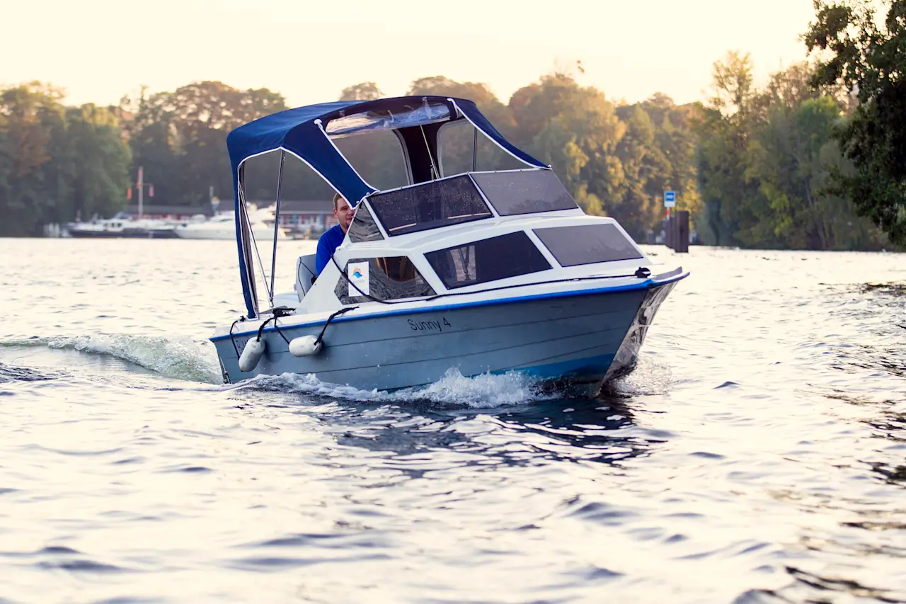 Rent motorboat Sunny on the Havel