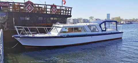 Klassisches Stahlboot bei Berlin Bootsverleih
